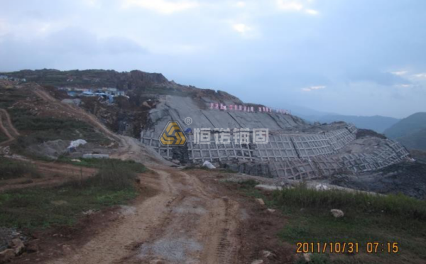 滑坡治理新方案,自進式中空錨桿與抗滑樁協同支護應用