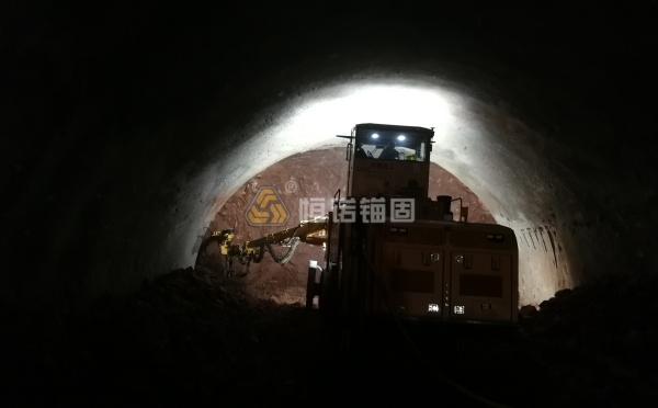 HER51N自鉆式管棚超前支護從被動搶險到主動支護