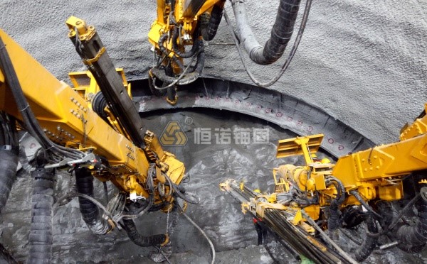 攻克V級破碎圍巖難題！鄭萬高鐵隧道自鉆式管棚支護效率提升60%