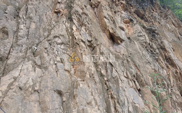 松散及破碎結(jié)構(gòu)巖體的特點