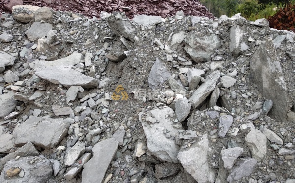 松散及破碎結(jié)構(gòu)巖體的特點