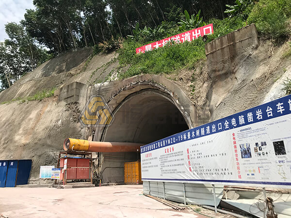 曼木樹隧道自鉆式管棚超前支護(hù)項(xiàng)目全景 曼木樹隧道自鉆式管棚超前支護(hù)項(xiàng)目全景