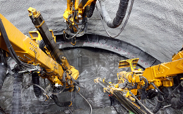 鄭萬高鐵向家灣隧道自鉆式管棚支護項目三臂鑿巖臺車 鄭萬高鐵向家灣隧道自鉆式管棚支護項目三臂鑿巖臺車