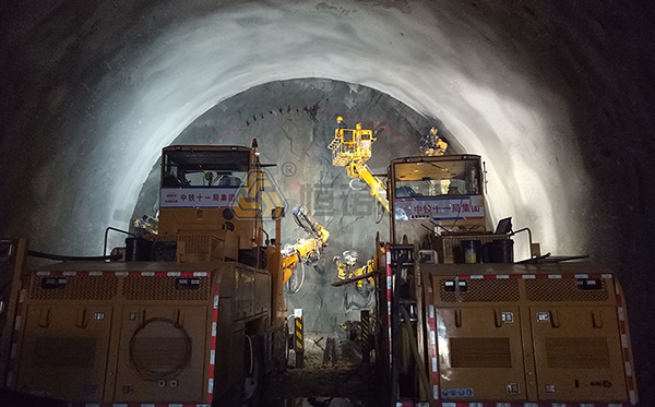 兩臺鑿巖車同時進行自鉆式錨桿鉆進施工 兩臺鑿巖車同時進行自鉆式錨桿鉆進施工