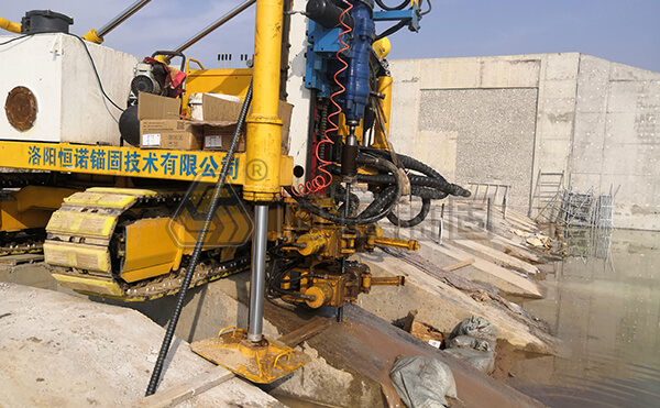 自進(jìn)式中空注漿錨桿專用鉆機(jī)鉆進(jìn)施工 自進(jìn)式中空注漿錨桿專用鉆機(jī)鉆進(jìn)施工