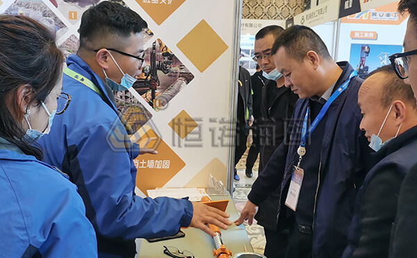 我司參展人員為客戶講解自鉆式錨桿產(chǎn)品知識 我司參展人員為客戶講解自鉆式錨桿產(chǎn)品知識