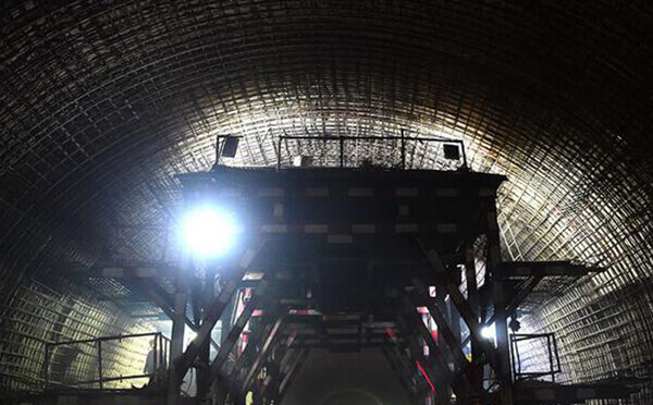 青島海底隧道施工現(xiàn)場 仿佛自鉆式錨桿在海底隧道中的應(yīng)用