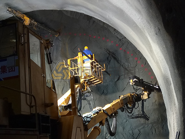 1656037077460255.jpg 高家坪隧道自鉆式管棚支護-1.jpg