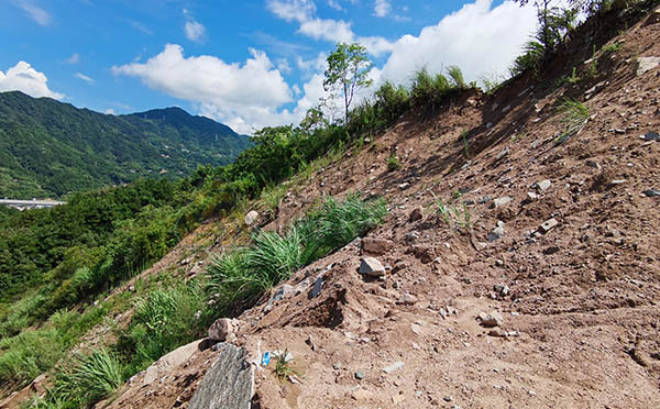 公路水毀現(xiàn)場(chǎng) 公路水毀現(xiàn)場(chǎng)